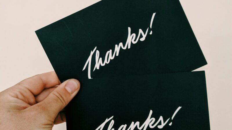 Deux cartes noires, photographie en gros plan