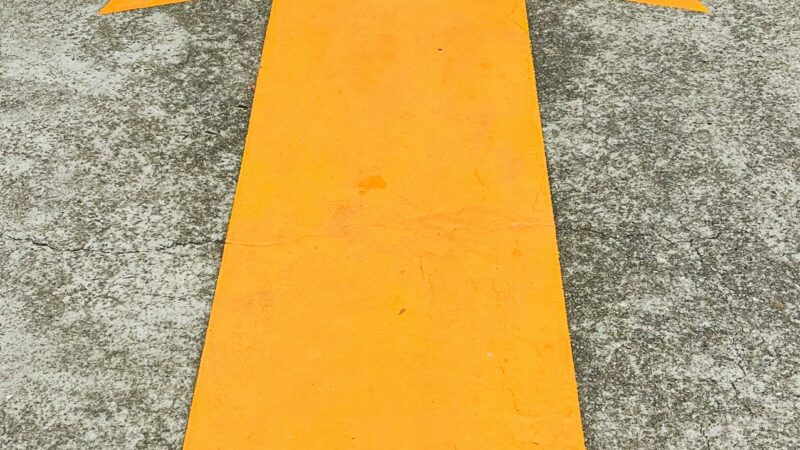 Flèche jaune peinte sur le sol