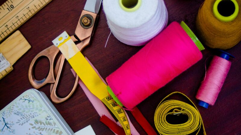 Fils avec bobines et ciseaux pour la couture